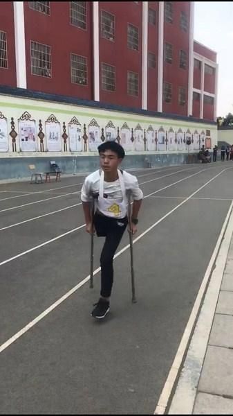 中考体育独腿少年跳完1000米