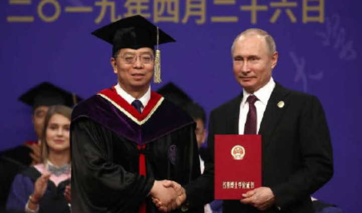 清华大学授予普京名誉博士学位 普京习近平致辞